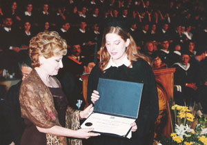 Mrs Kanaan presenting the award to the winner od the 2000 award, Diala El Khoury